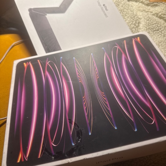 iPad Pro 6th Gen 12.9”inch w keyboard case and folio case. - Picture 5 of 9